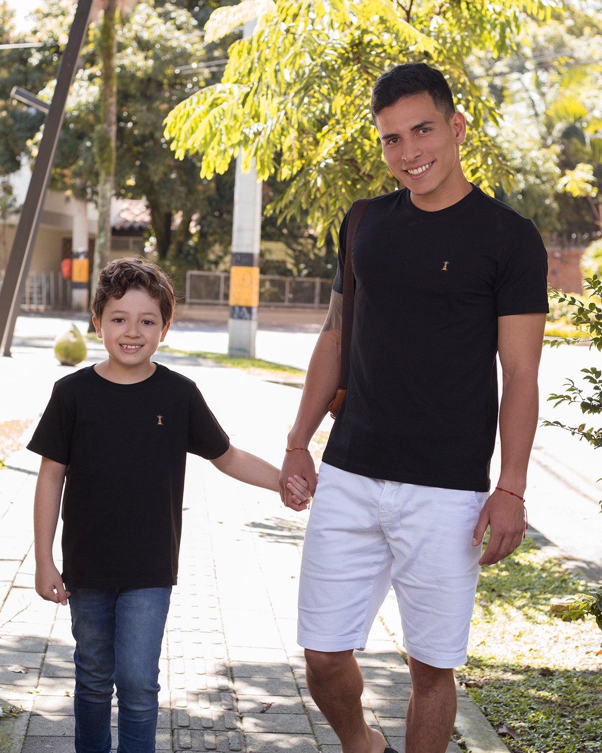 Camiseta Negra / Regular Fit - Apoštol Q.C.