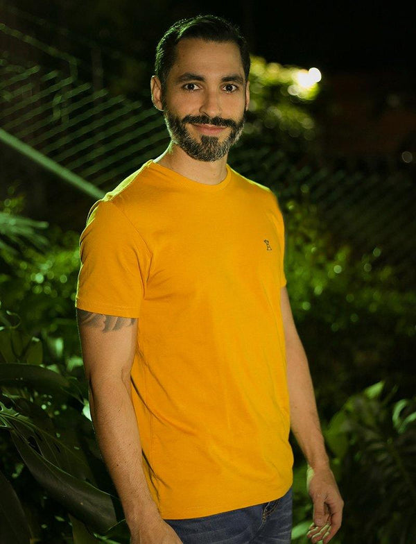 Camiseta Mostaza / Regular Fit - Apoštol Q.C.